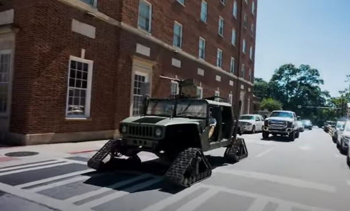 un taxi qui est en réalité un humvee, une véritable