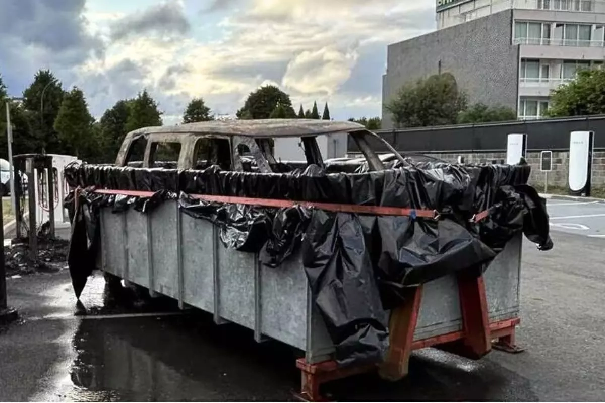 quand-la-recharge-vire-au-drame-un-vw-id-buzz-prend-feu-sur-un-superchargeur-tesla