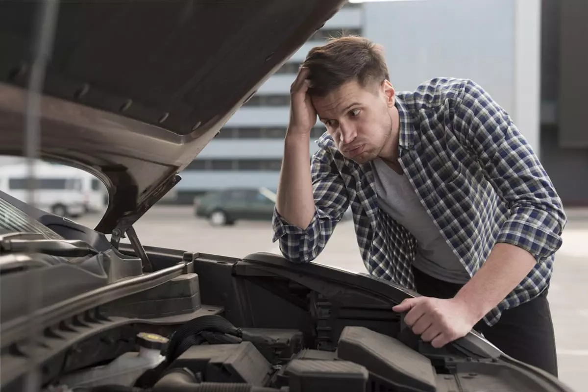 vice-cache-voiture-attaquer-justice-guide
